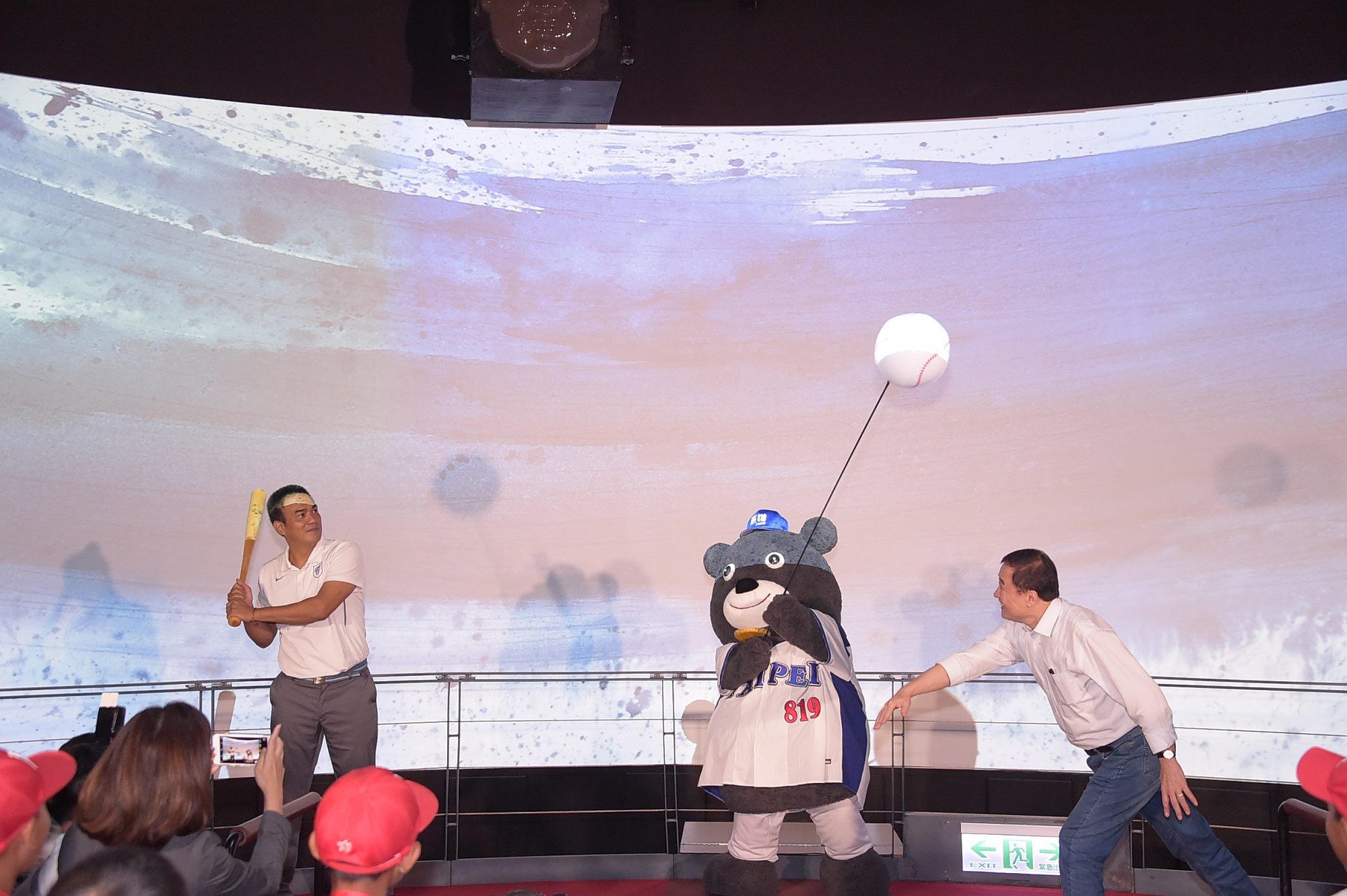 台湾巨炮陈金锋、熊赞与北市副市长陈景峻共同为展览开球强棒出击。