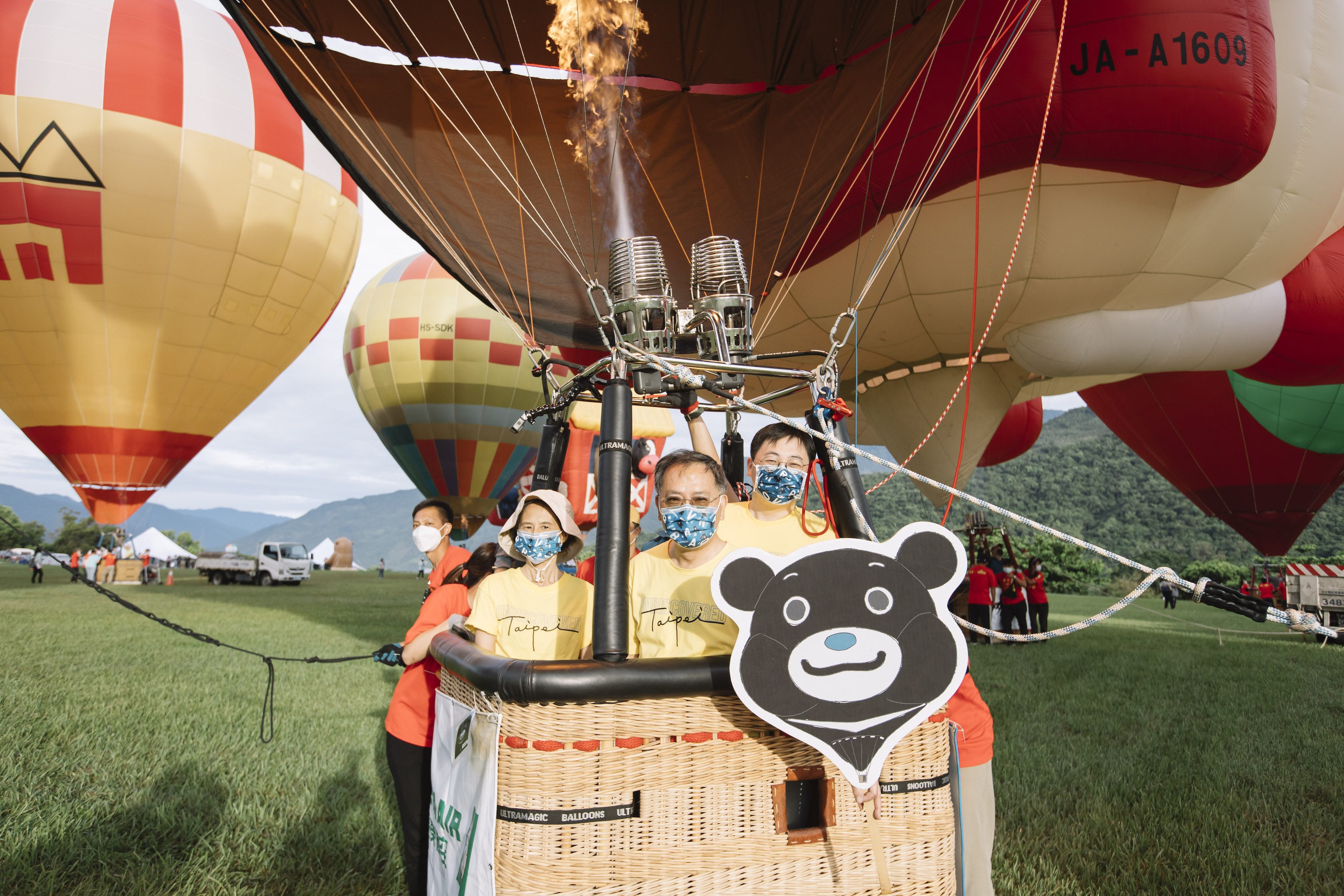 副市長蔡炳坤與局長劉奕霆搭乘熊讚熱氣球升空。