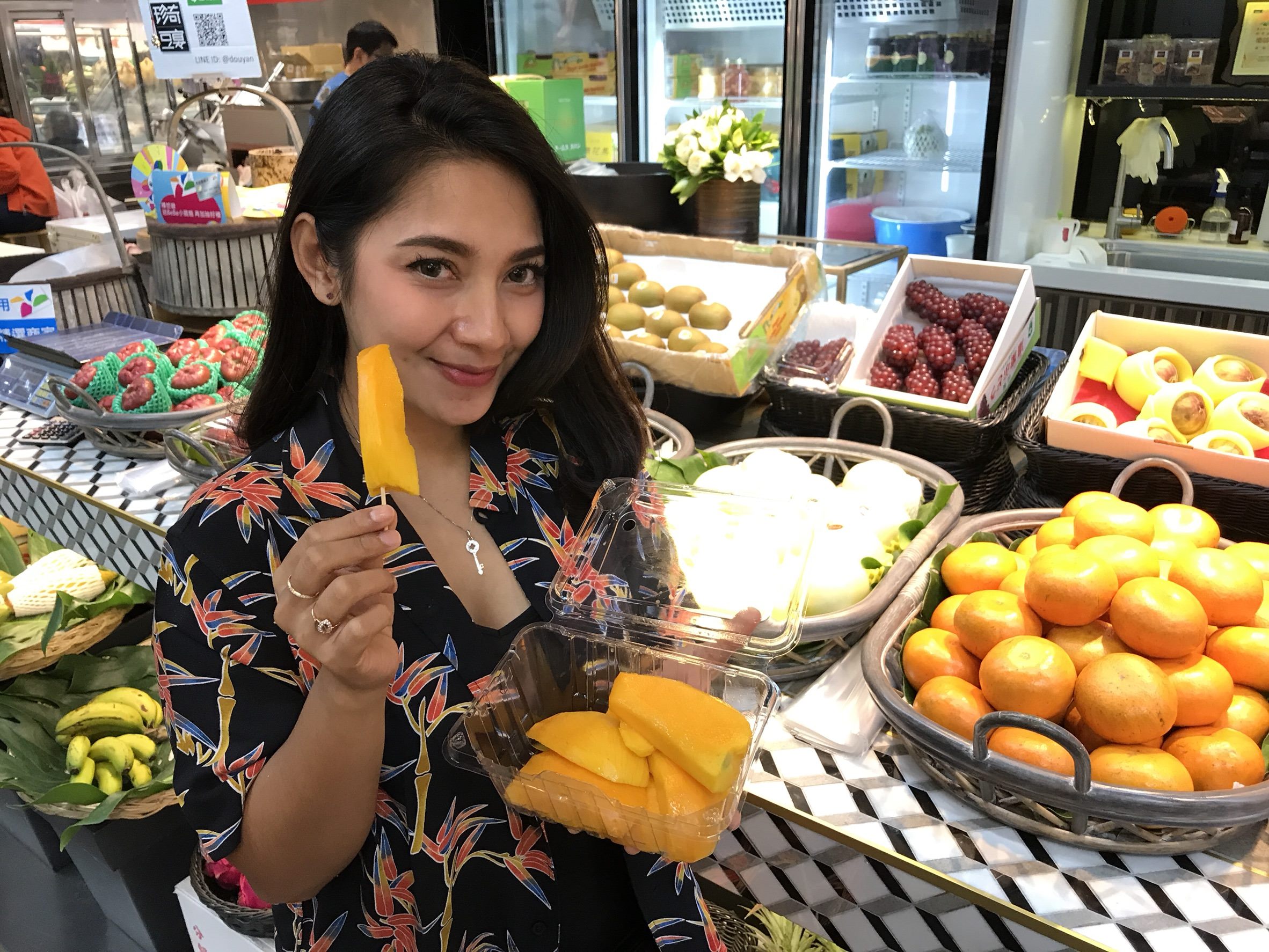 奇拉娜向粉絲們大力推薦台灣水果物美價廉。