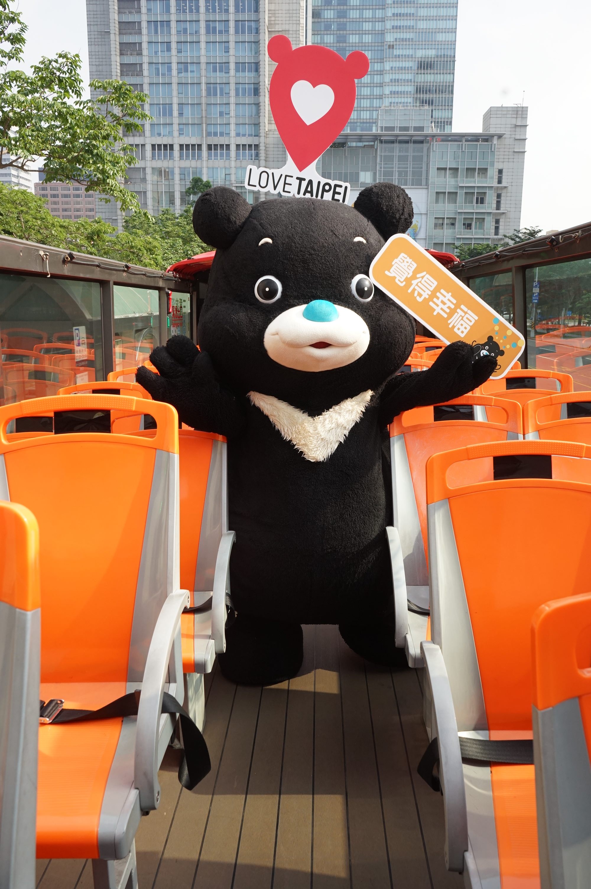熊赞邀请大家一起来搭乘熊赞专车，体验不同的台北