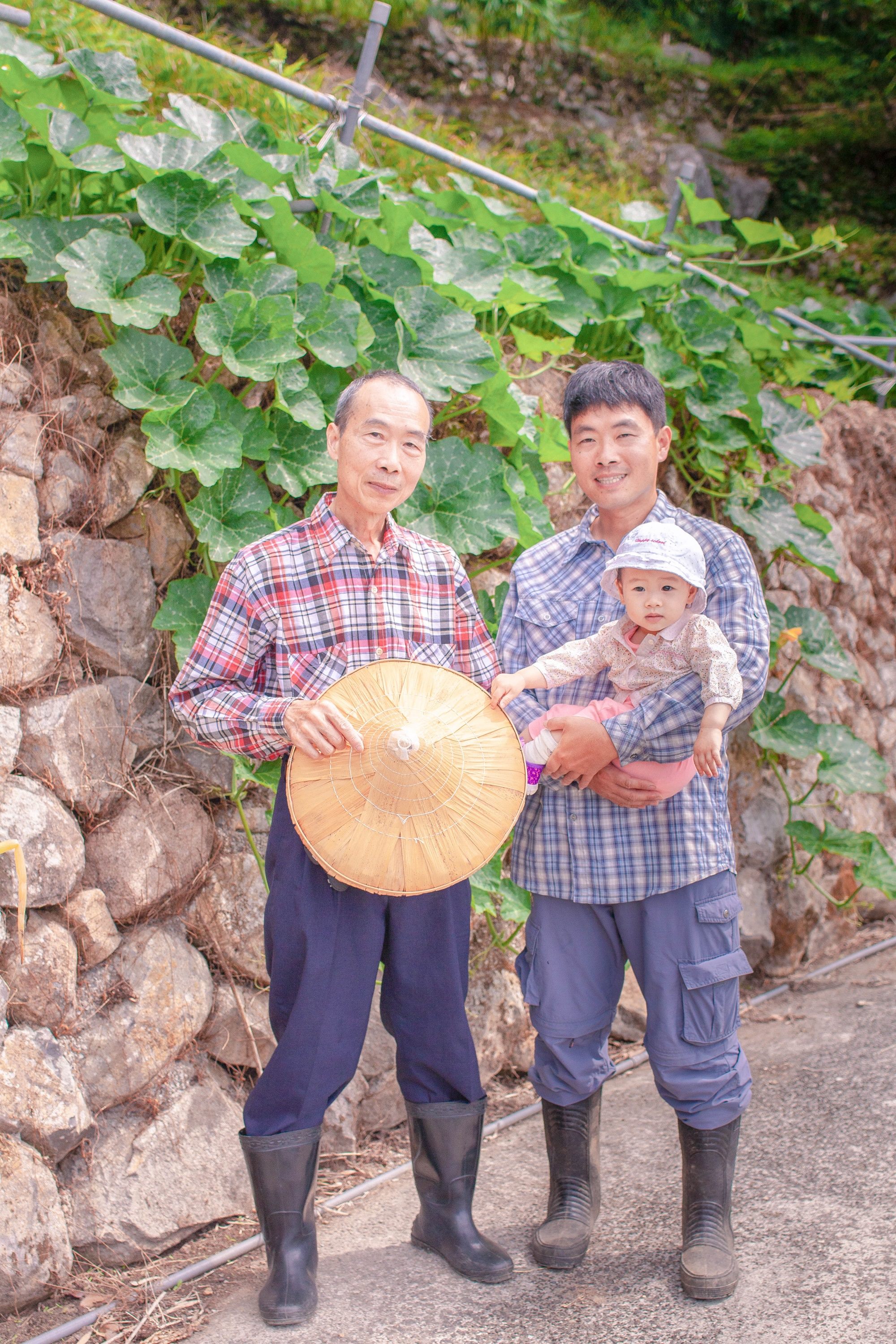 郭建伸陪伴父親一起經營農場，並負責規劃農場的食農教育。