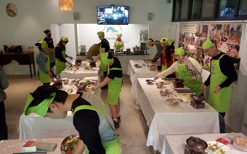 最受歡迎的農村廚房體驗，是由黃明瑩親自規劃授課。（圖片提供／白石森活休閒農場）