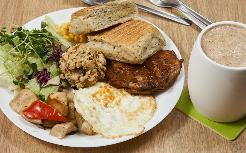 有豐富蛋白質的海陸特選早午餐搭配名人飲，營養滿滿。