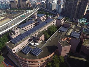 松山高中屋頂設置太陽能板照片