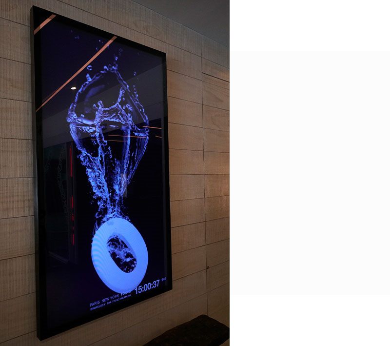 這幅名為〈掉下來的時鐘〉數位藝術作品是非賣品，只能來一目EMU欣賞。