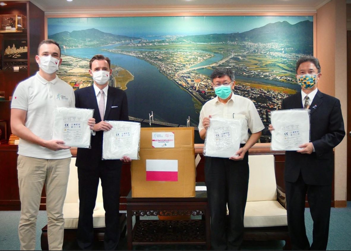Polish Office in Taipei donated 1500 pieces of medical protective clothing to the medical personnel in Taipei