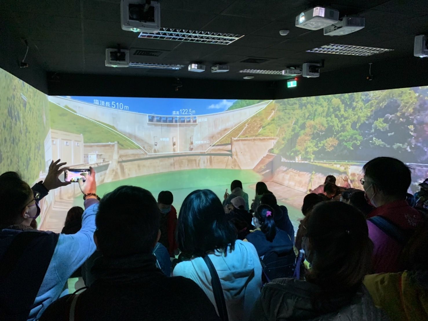 圖片說明：民眾體驗充滿科技感的翡翠水庫水域虛擬實境(VR)導覽