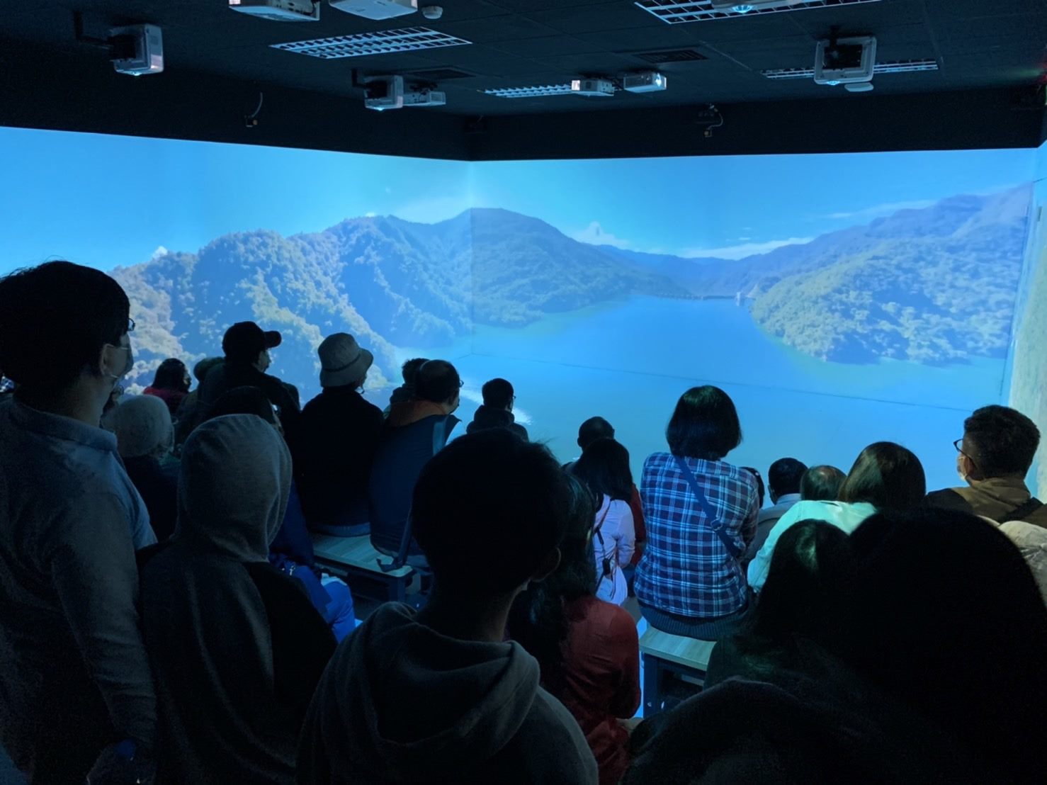 圖片說明：場場爆滿的沉浸式虛擬實境(VR)導覽