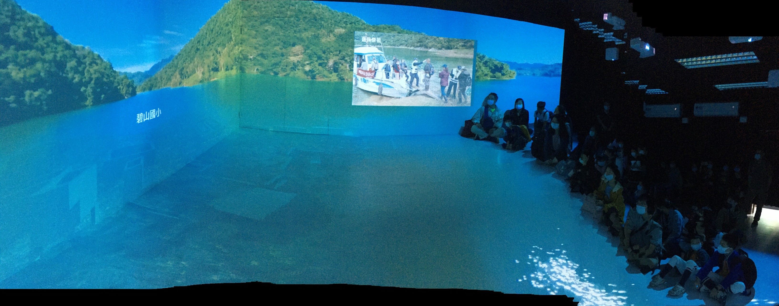 圖片說明：民眾體驗翡翠水庫水域虛擬實境