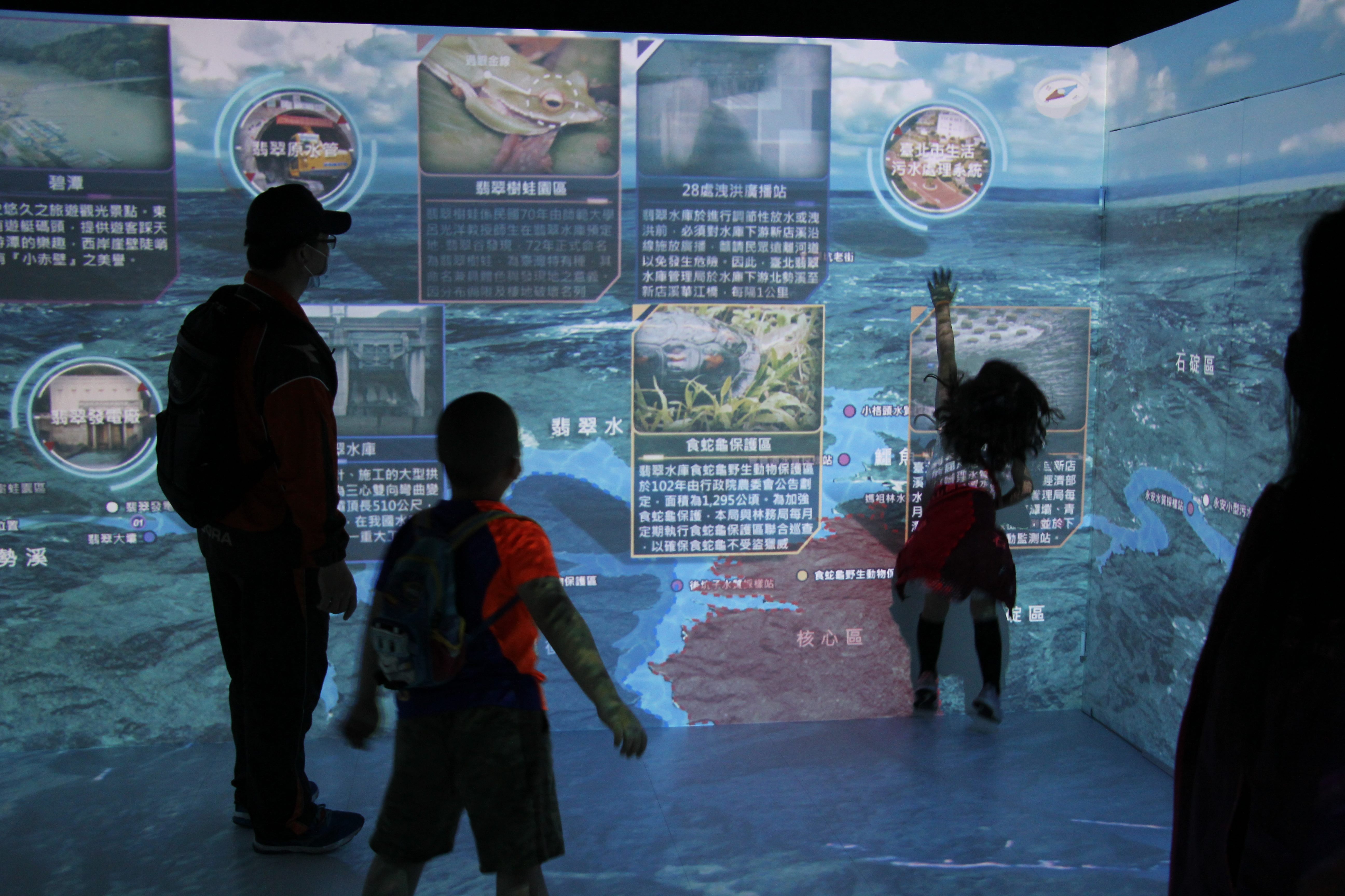 圖四：民眾體驗翡翠水庫虛擬實境導覽