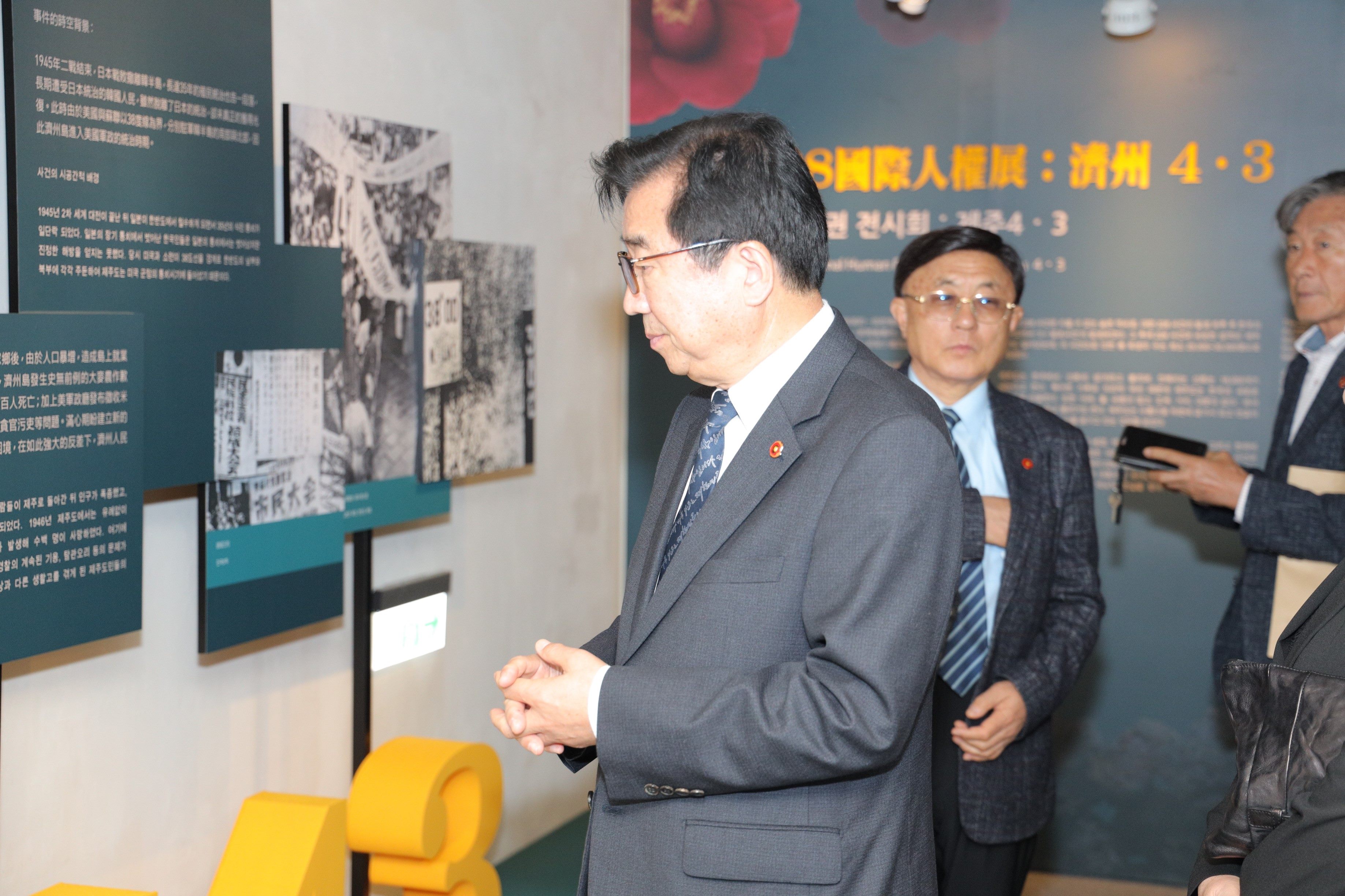 Liang Zuo-xun (梁祚勳), the chairman of Jeju 4.3 Peace Institute, at the exhibition.