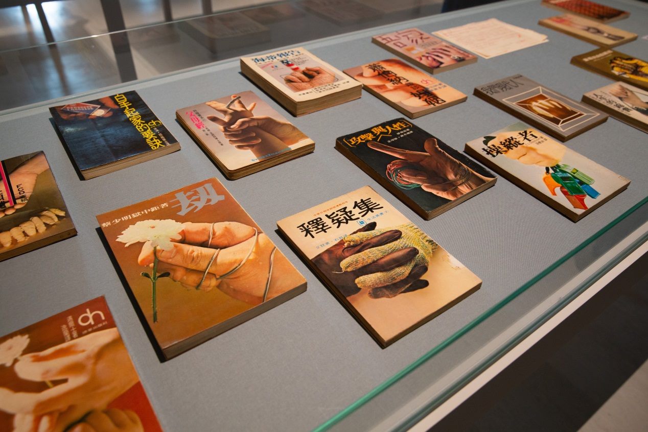 A collection of book covers designed by Huang Hua-cheng during the 1970s.