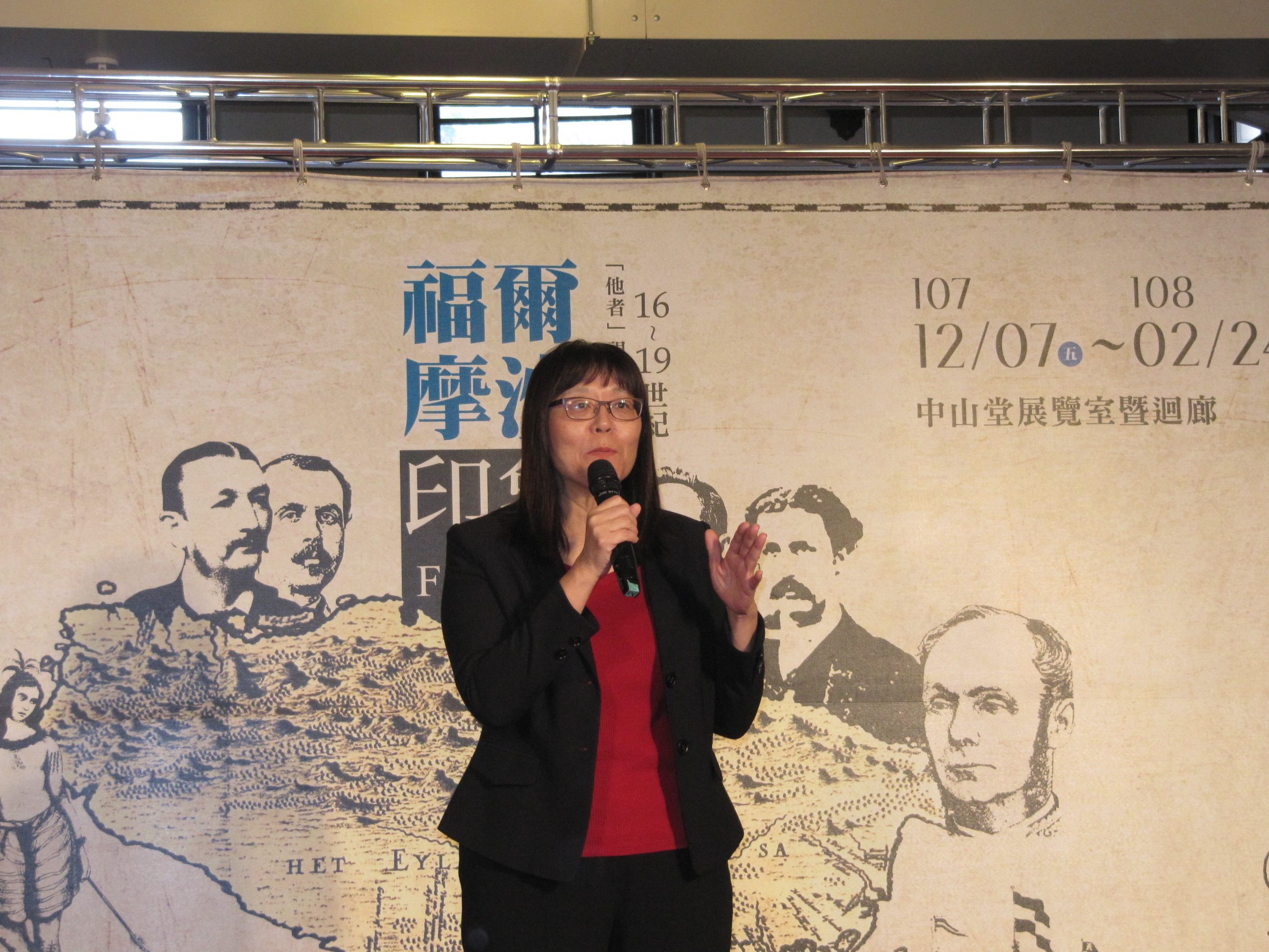 DOCA Deputy Commissioner Lee Li Zhu (李麗珠) welcomes guests to the exhibition