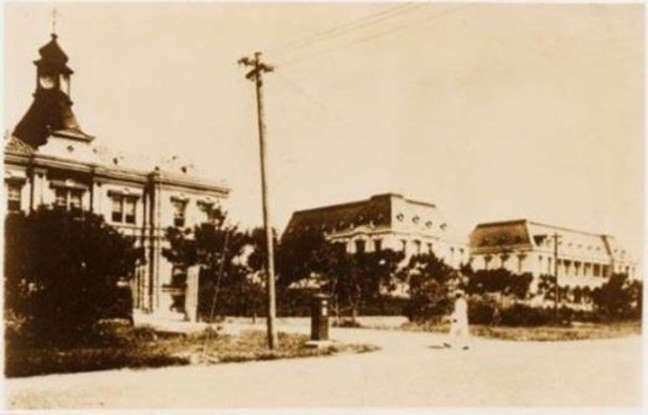 日治時期臺灣總督府醫學校（右側）及赤十字社臺灣支部病院（左側）