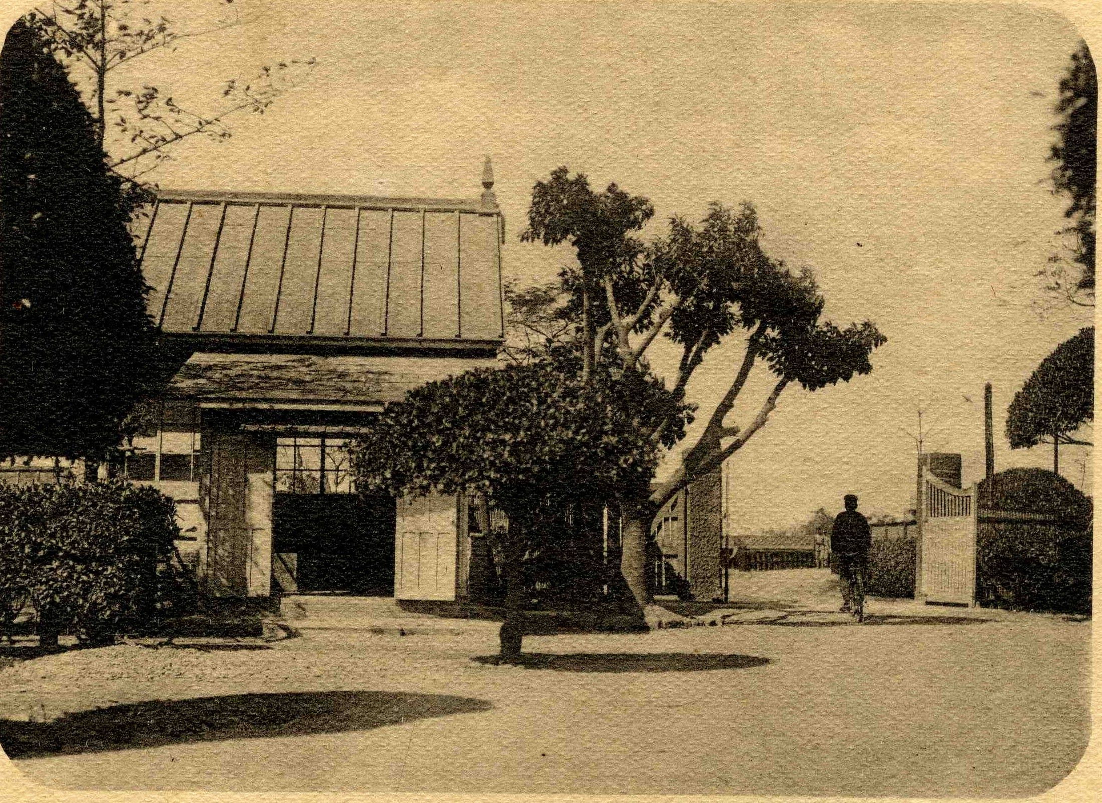 臺北州立臺北工業學校之八德路校門由內而外(1934年)