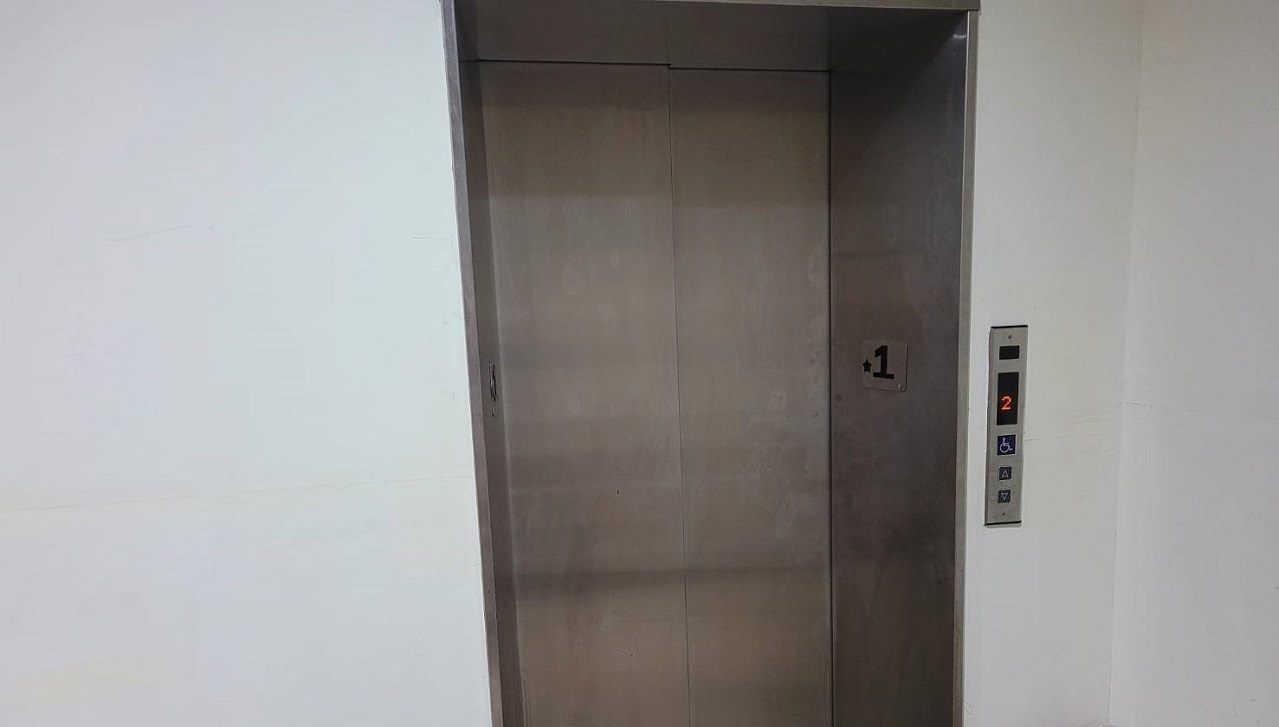 設有無障礙電梯1 部，電梯內有語音播報系統及視障專用點字