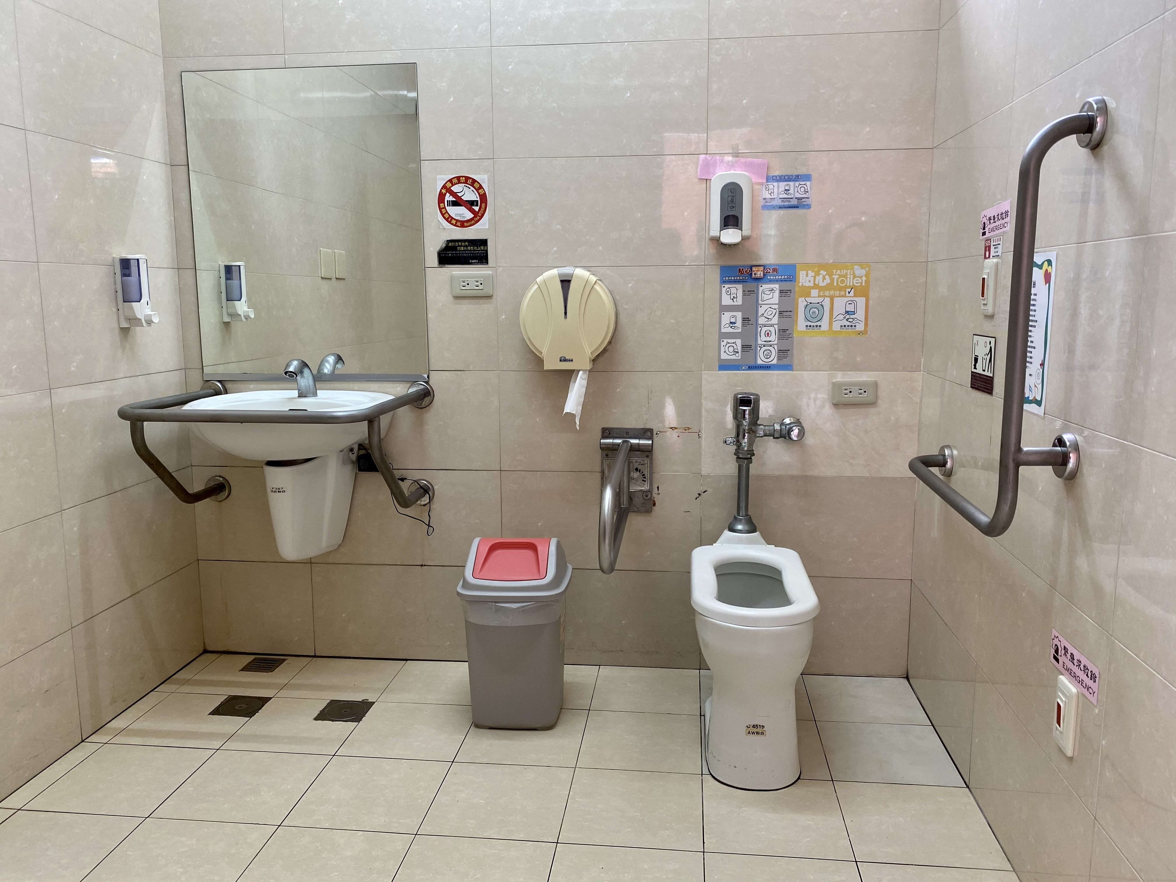 園區設有無障礙廁所並定期檢查確保使用安全