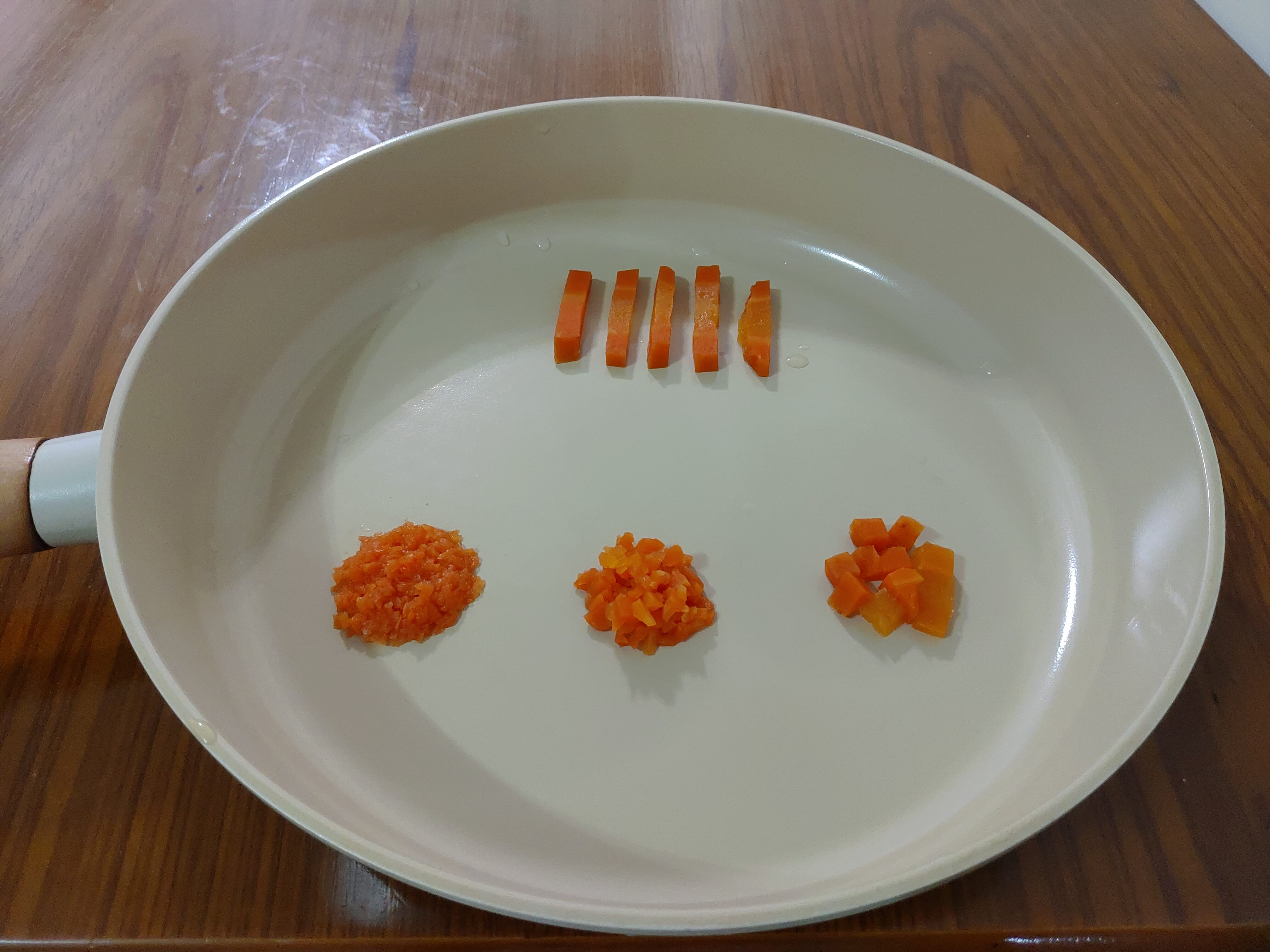 1-3紅蘿蔔_隨孩子月齡逐步調整食物顆粒大小 長條形適合手抓進食