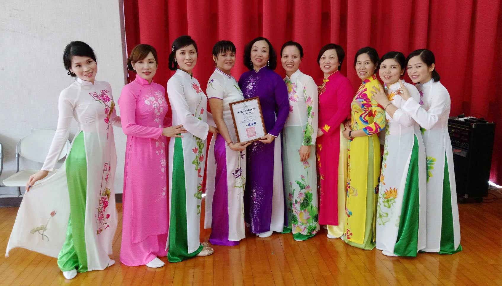 Nanyang Club (Câu Lạc Bộ Nam Dương) get the Certificate Award
