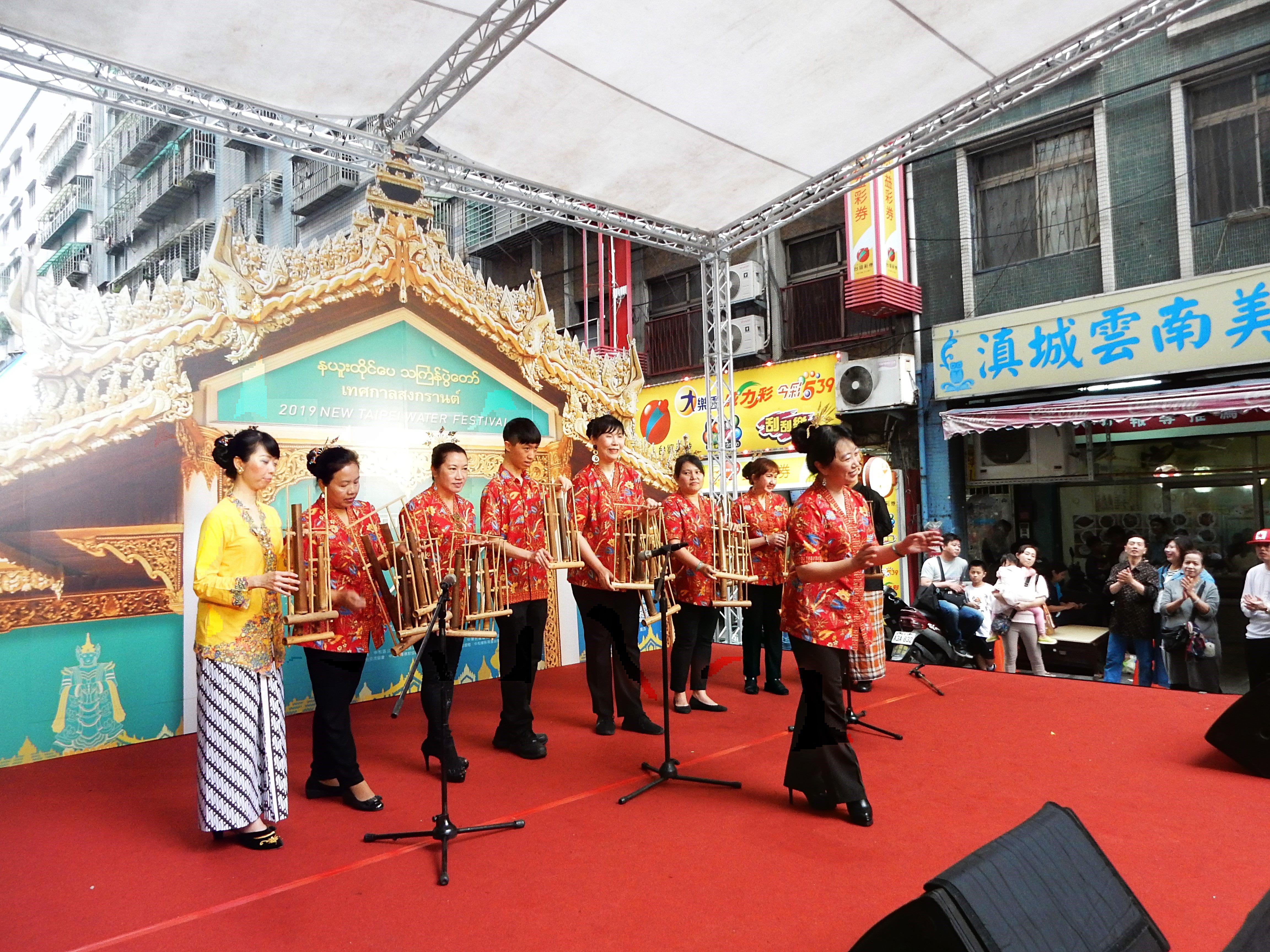 Grup Musik Gema Angklung tampil di Festival Budaya Indonesia