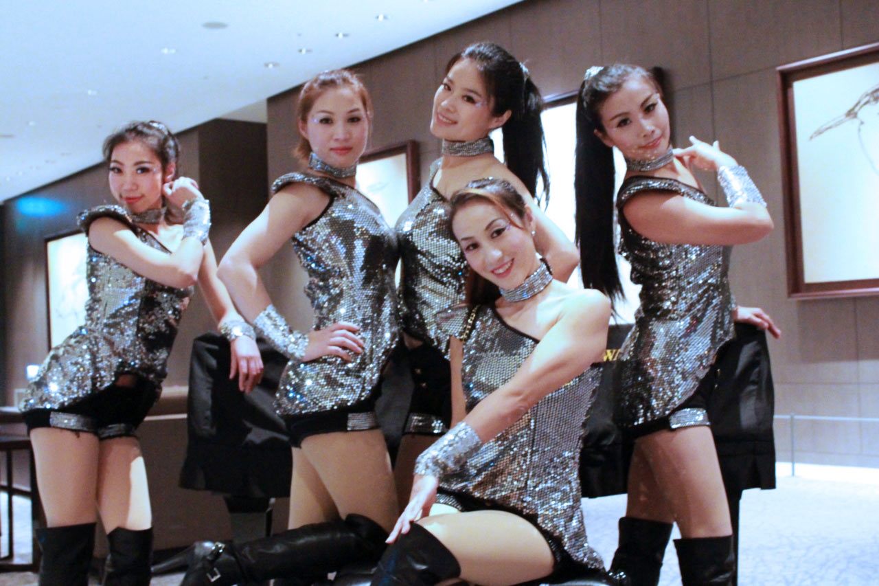 Para penari Feiyang Dance setelah tampil di salah satu acara