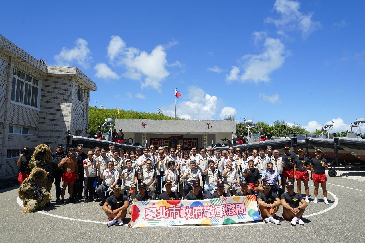 Mayor Ko with members of the armed forces in Penghu.