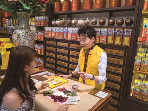 This Chinese herbal medicine shop makes trendy herbal drinks, which are popular among young people. (Photo: Xu Bin)