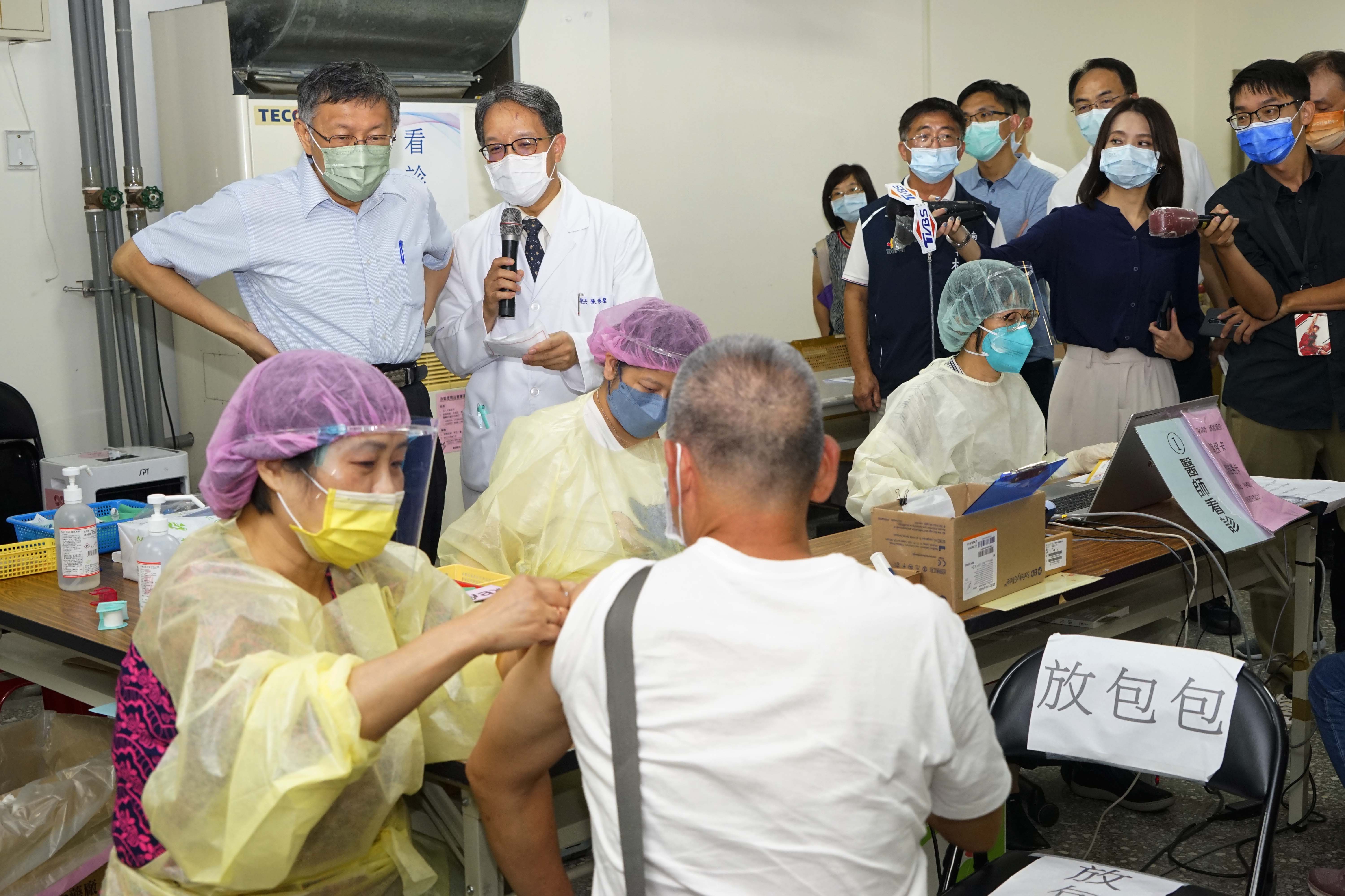  Mayor Ko inspects progress of vaccination at TCH Zhongxiao Branch