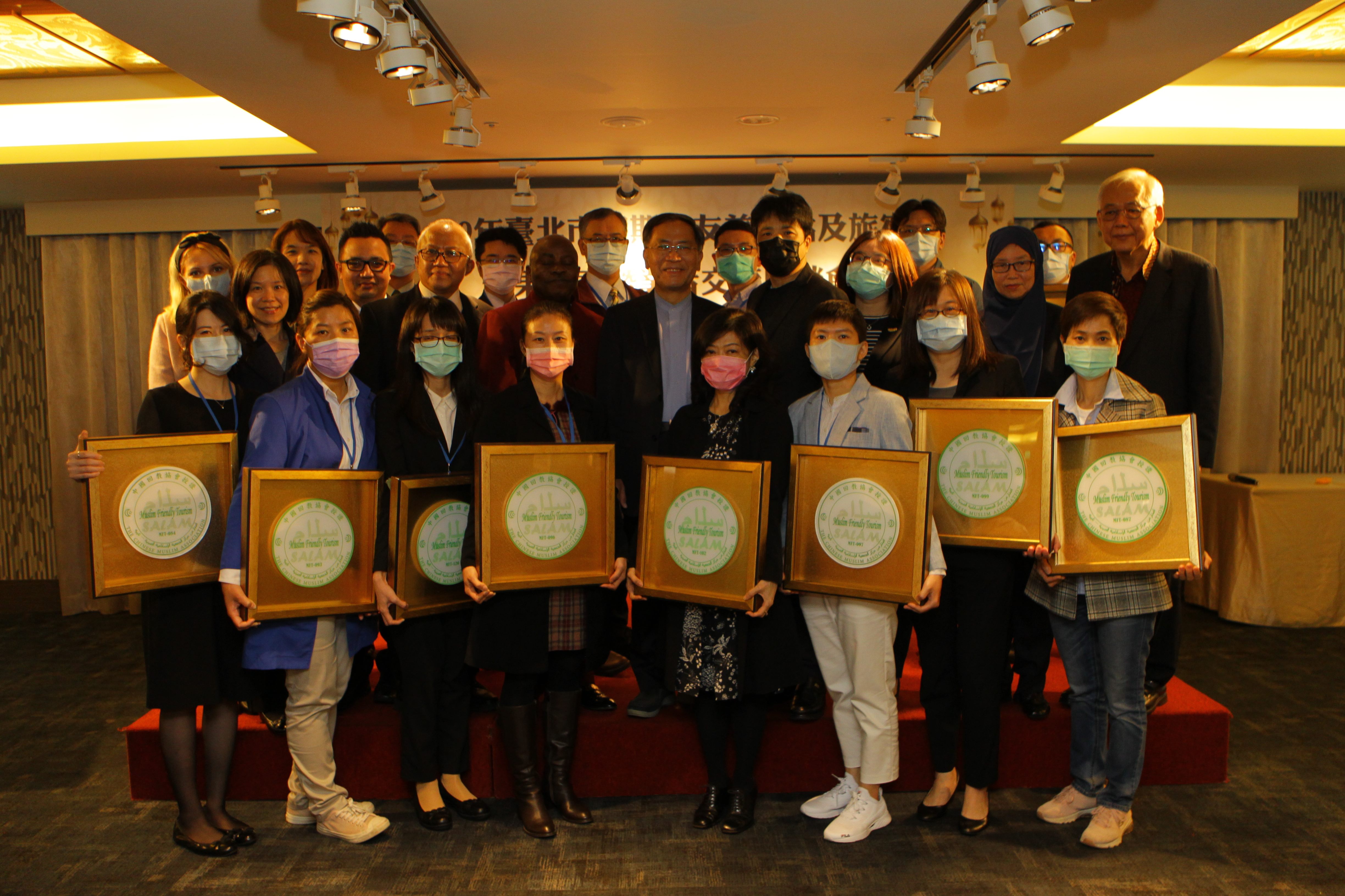Deputy Mayor Tsai with representatives of the newly certified Muslim-friendly hotels and tourist spots.