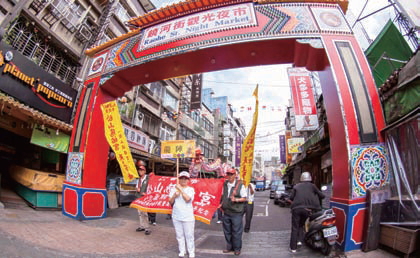 Raohe Street in Songshan District as the first downtown arteryin Xikou