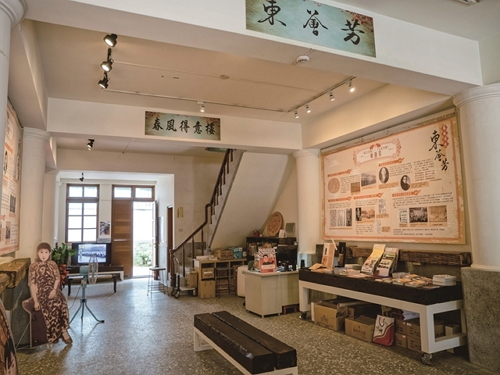 The former Fa Ji Tea Shop (發記茶行) has been renovated and is now the URS27W Film Range (城市影像實驗室). (Photo: Xu Bin)