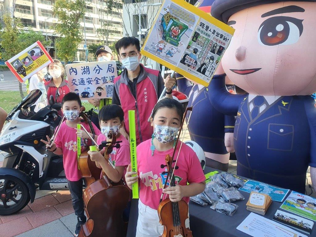 Police officers from Neihu Police Precinct promoting traffic safety to elementary school students