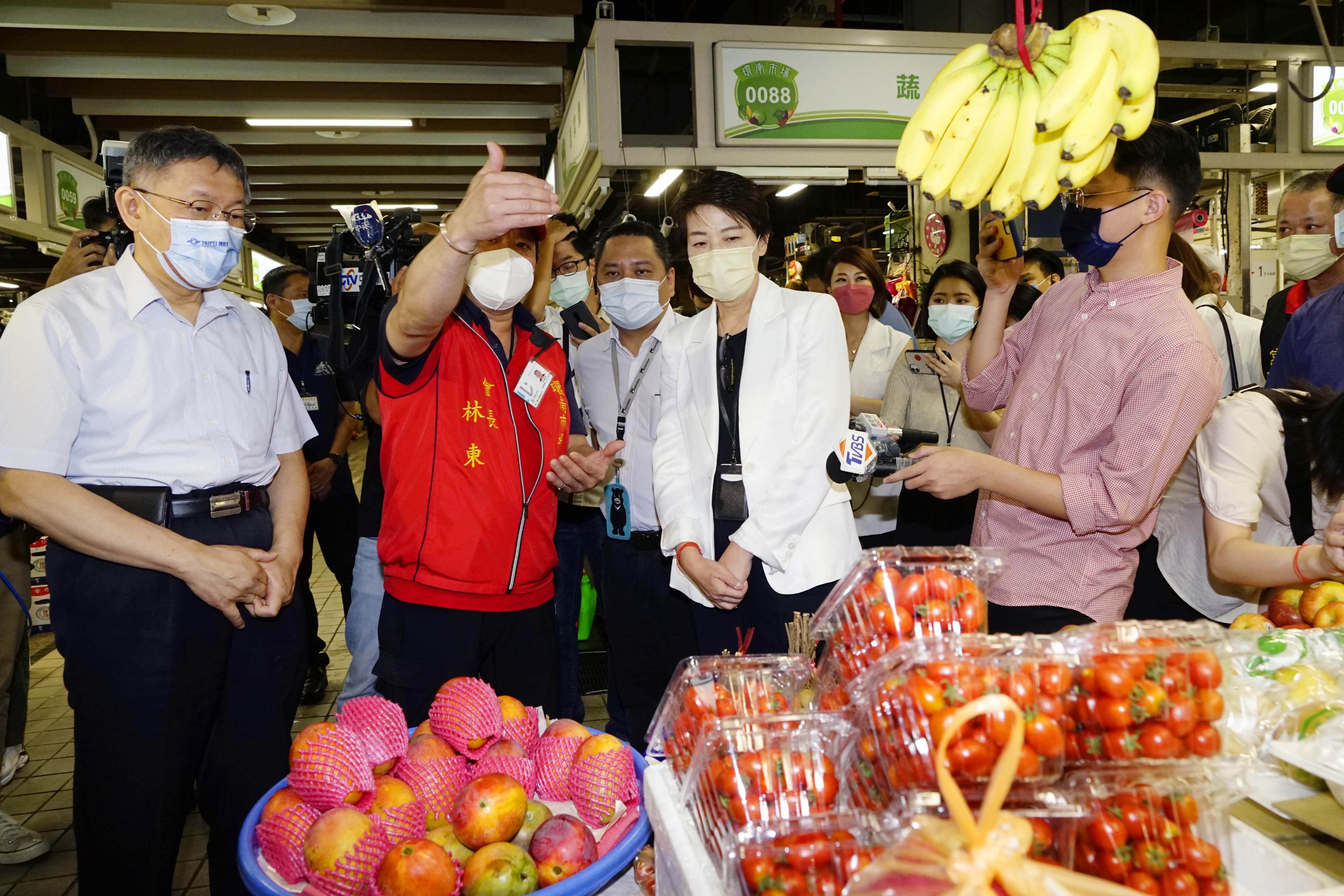 City officials taking a tour of Huannan Market