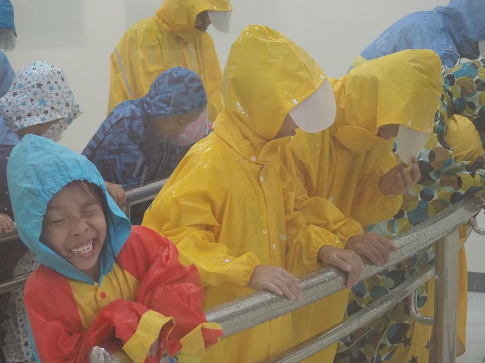 學生參與風雨體驗教室感受災害