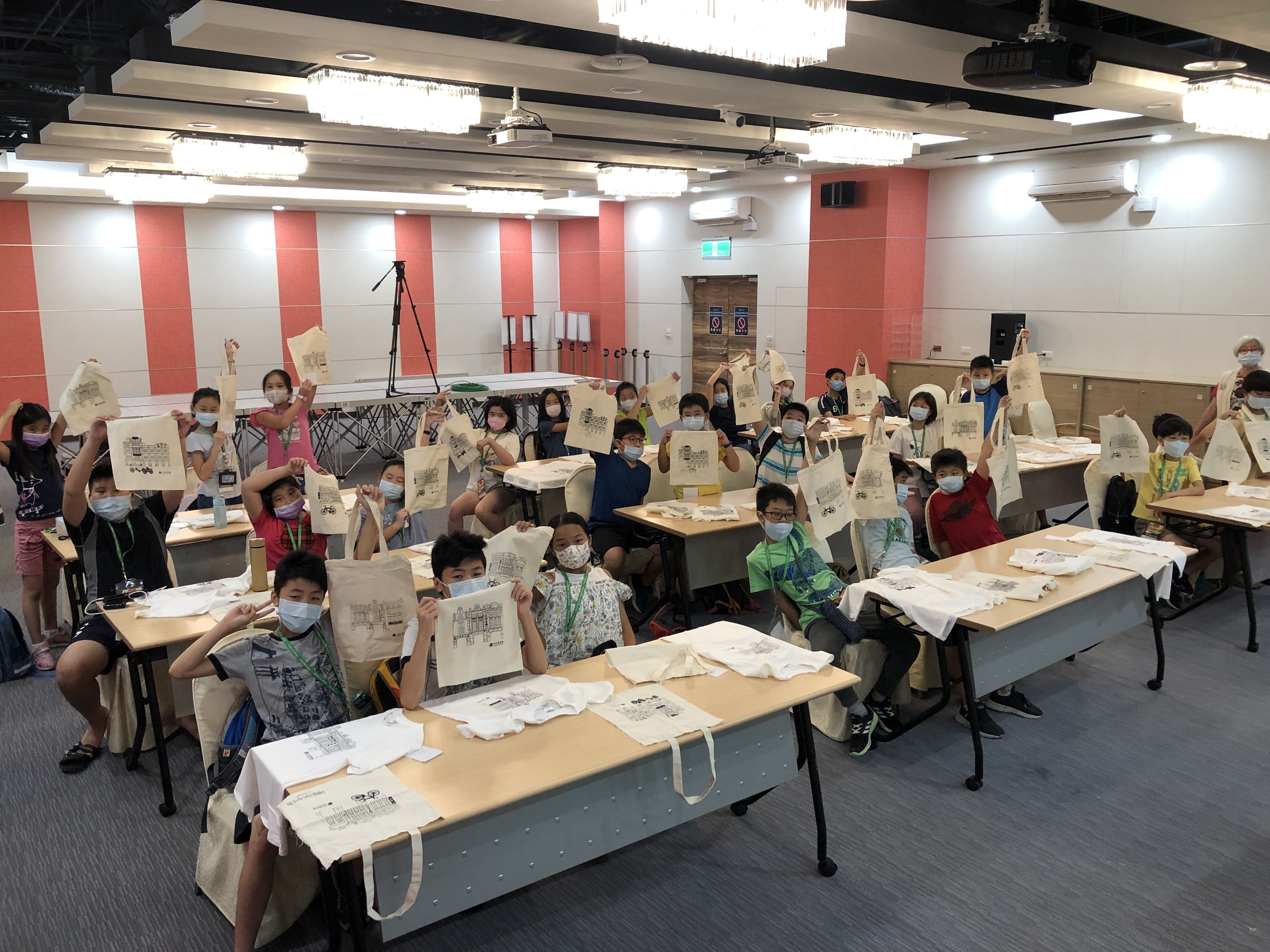 大臺北地區國小4至6年級的學員們在這次研習營學習導覽知識